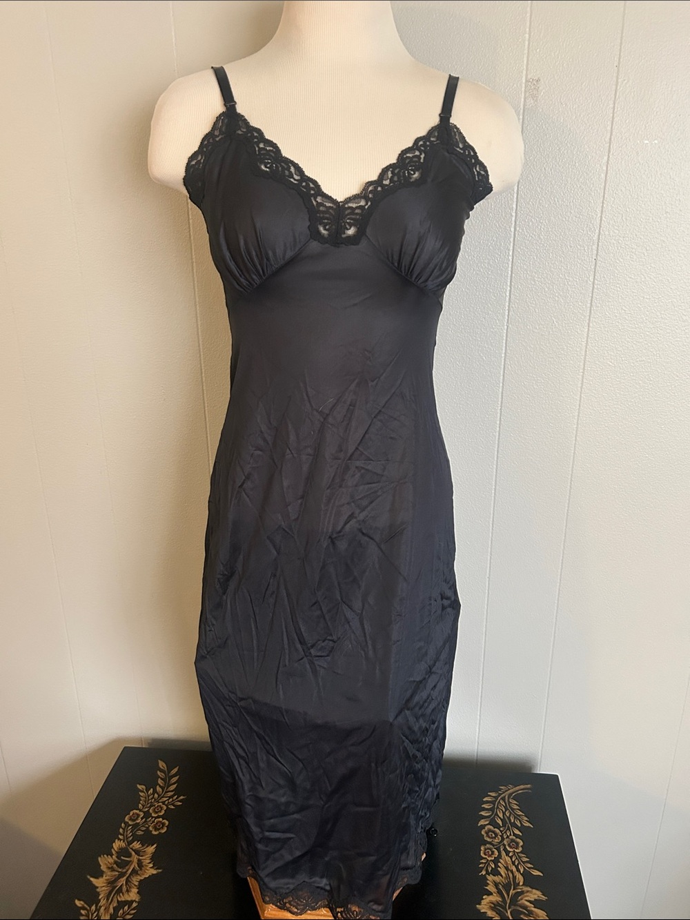 Vintage black nightgown with lace trim size small but no interior tags
